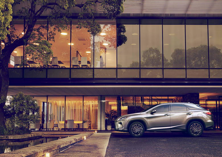 Lexus RX Elegant TourerJak zdradza nazwa, w tej wersji chodzi o elegancję i prestiż. Limitowana odmiana, w której postawiono na luksus, wyróżnia się