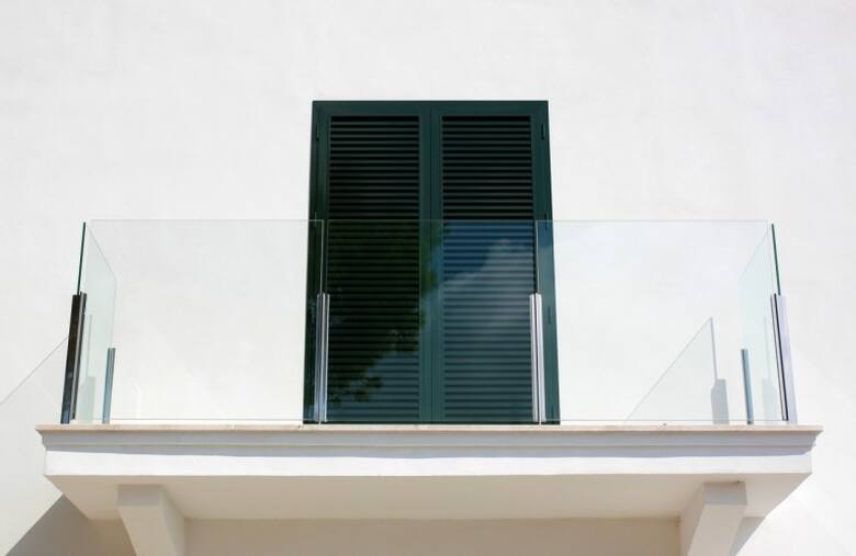 Balkonowe balustrady wykonane ze szkła to bardzo eleganckie, szykowne i dosyć drogie rozwiązanie.