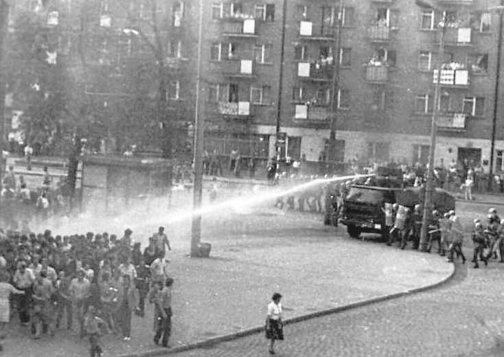 Demonstrację w rocznicę porozumień sierpniowych, która przed gorzowską katedrą odbyła się 31 sierpnia 1982 r., rozpędziła bezpieka, milicja i ZOMO, używając m.in. armatek wodnych. 