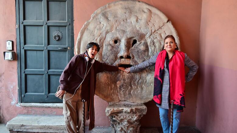 Turystki przy Ustach Prawdy w Rzymie
