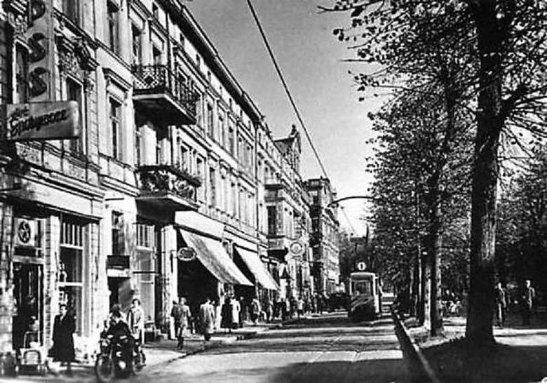 lata 50., prawostronna część al. Wojska Polskiego (w kierunku dworca) z linią tramwajową