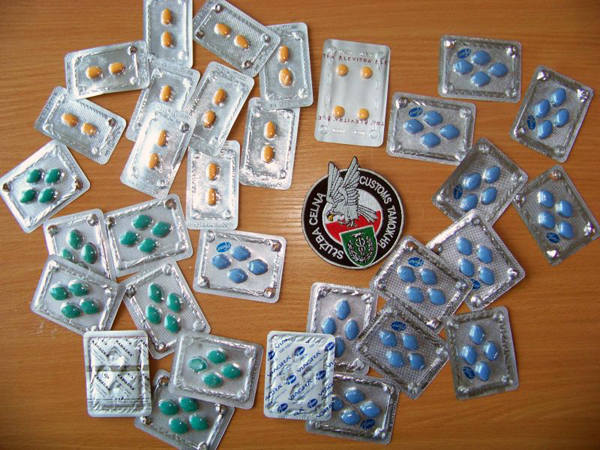 W urzędzie pocztowym w Łodzi funkcjonariusze Służby Celnej skonfiskowali 751 podrobionych tabletek na potencję.