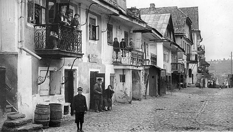 Żydowskie sklepiki w Krzemieńcu. Wśród nich mógł być sklep Moszkowicza.