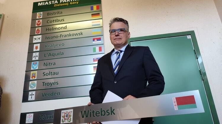 Prezydent Janusz Kubicki zdejmuje ze ściany nazwy miast partnerskich na Białorusi, z którymi Zielona Góra zawiesza współpracę