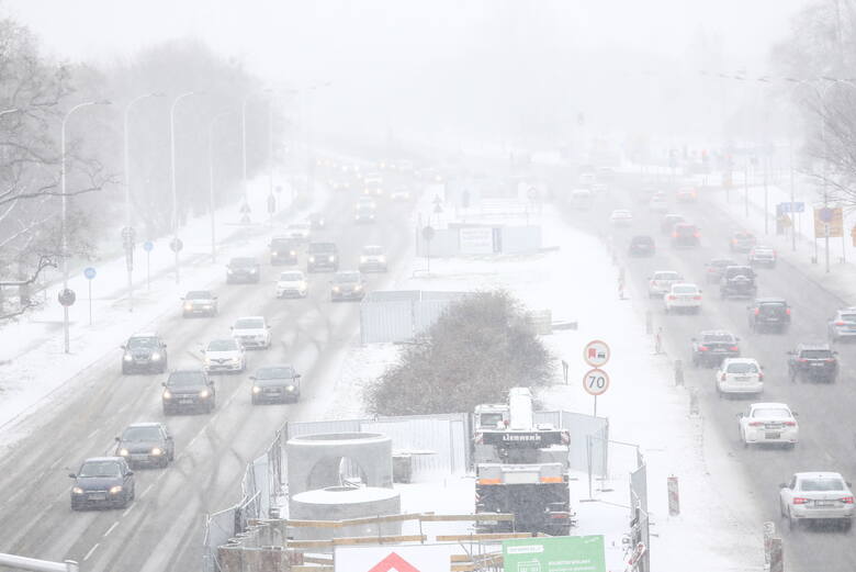 Opady śniegu w Warszawie. Na ulicach niebezpieczne błoto pośniegowe