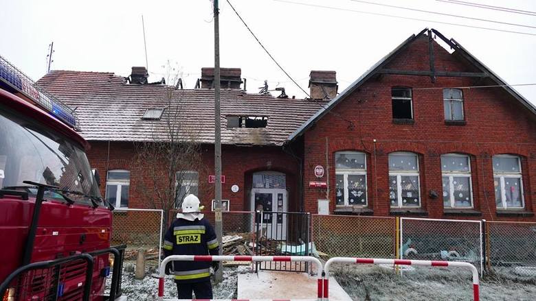 Z płonącej części mieszkalnej szkoły ewakuowano 10 osób, w tym sześcioro dzieci. 