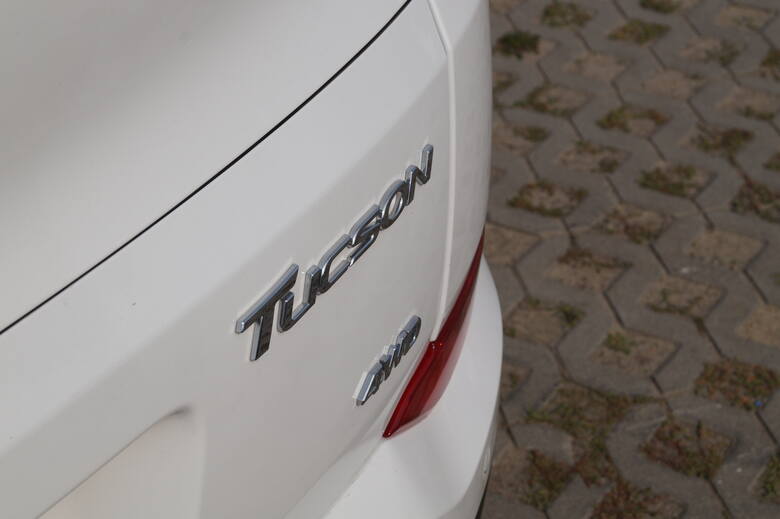 Pod maską Hyundaia Tucsona pracował 2-litrowy silnik diesla, generujący 185 KM mocy i 400 Nm momentu obrotowego. Mimo niemałych rozmiarów, auto bardzo