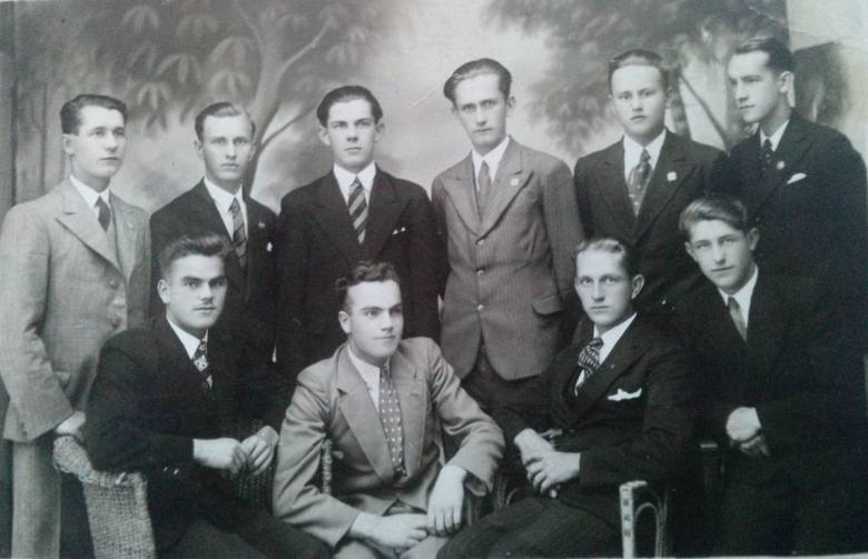 Jerzy Malcher (stoi drugi z prawej) wraz z przyjaciółmi z harcerstwa