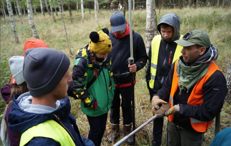 Studenci Akademii Górniczo-Hutniczej w Krakowie poznają tajniki pracy archeologa w trakcie obozu naukowego w Borach Tucholskich