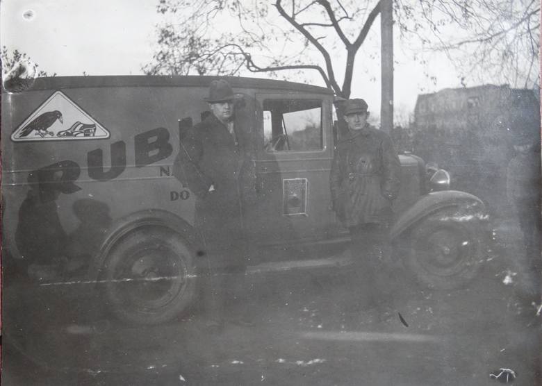 Firmowy samochód, którym jeździł Stanisław Zander w okresie międzywojennym. Charakterystyczne logo pasty Rubin.