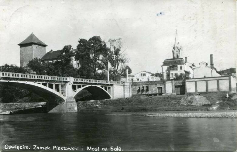 Most razem z zamkiem piastowskim, kościołem parafialnym i kamienicą Haberfeldów stał się ulubionym obiektem do fotografowania i pocztówek z Oświęcim
