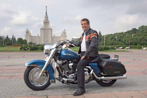 Fot. Harley-Davidson: Ten podtatusiały entuzjasta dojechał Harleyem do Moskwy.