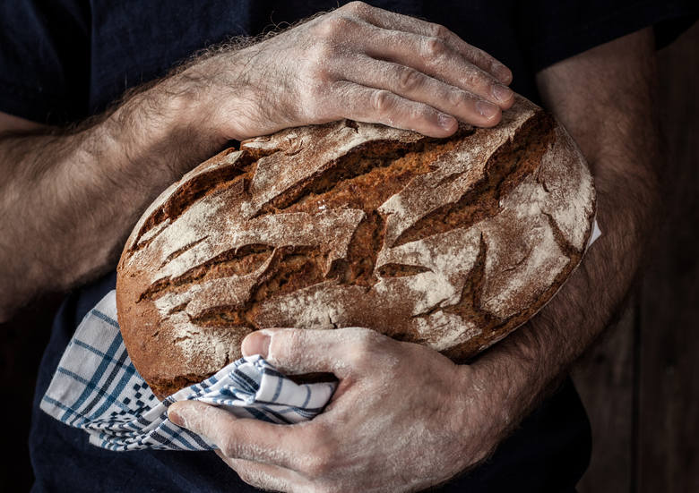 Jak zrobić chleb w domu? To wcale nie trudne – choć apetyt rośnie w miarę jedzenia i po przygotowaniu kilku łatwych bochenków ma się ochotę na więcej eksperymentów!<br /> <br /> Domowy chleb to <strong>lepsza alternatywa</strong> dla tego dostępnego w większości sklepów – łatwo się o tym przekonać,...