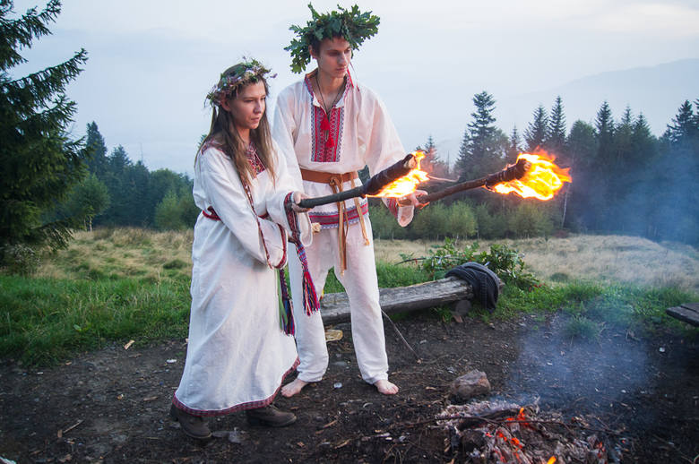 Młoda para jako goście honorowi mają prawo rozpalić Święty Ogień, w tym celu podpalają pochodnie.
