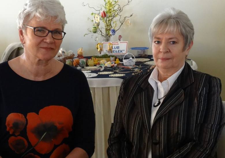 Teresa Kurto (po prawej) i Gabriela Witoszkin z klubu "Supełek" w Toruniu. Pani Teresa od wielu lat zajmuje się trudną, ale bardzo efektowną techniką frywolitki.    