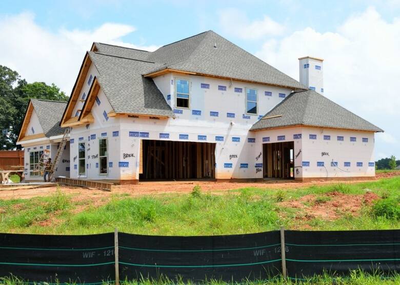 Wybór materiału do budowy ścian ma kluczowe znaczenie dla późniejszego komfortu użytkowania domu.