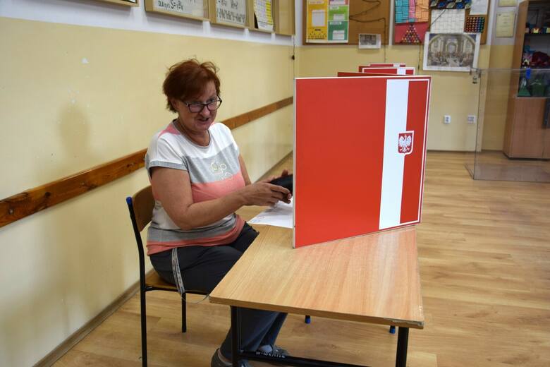 Elżbieta Krzyślak zagłosowała jako pierwsza w lokalu wyborczym w LO przy Orląt Lwowskich