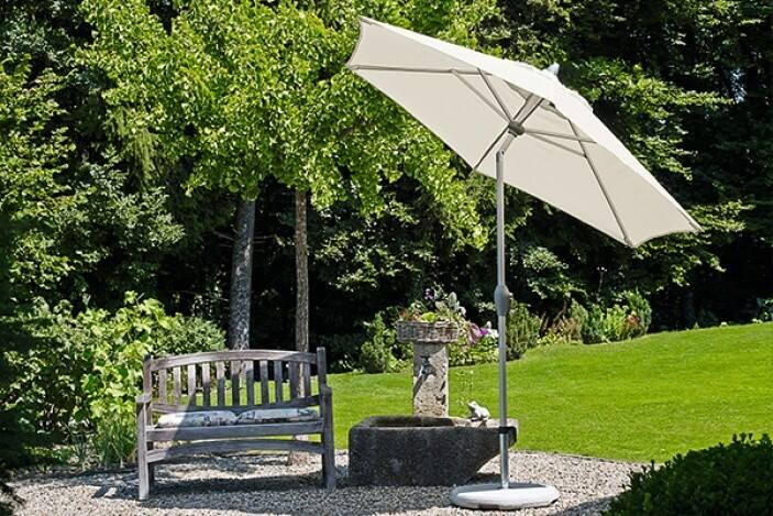Biały parasol ogrodowy zapewni cień.