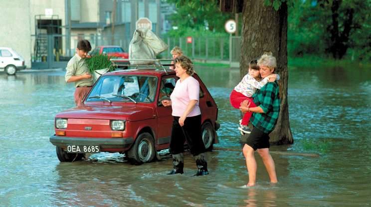 Brzeg, 9 lipca 2007. Sąsiadujące z Odrą place i ulice zostały podtopione. W pierwszej kolejności woda wdarła się na ul. Grobli zmuszając mieszkających tam brzeżan do ewakuacji.