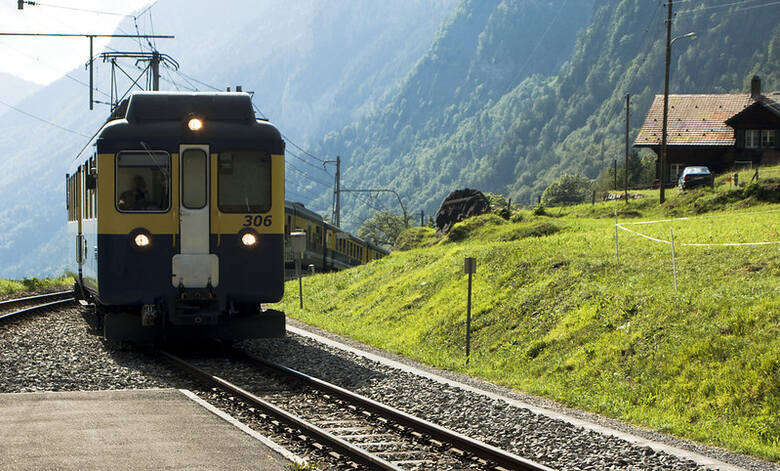 Pociąg pasażerski w Alpach