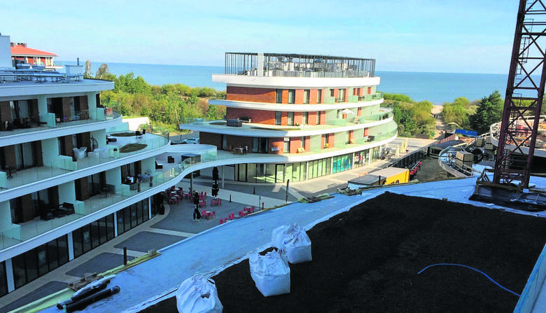 Widok z tarasu budowanego Radisson Blu Resort, jednego z czterech budynków należącego do kompleksu Baltic Park Molo w Świnoujściu<br /> 