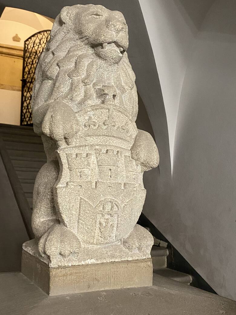 Rzeźba lwa z herbem Krakowa w sieni kamienicy Krauzowskiej