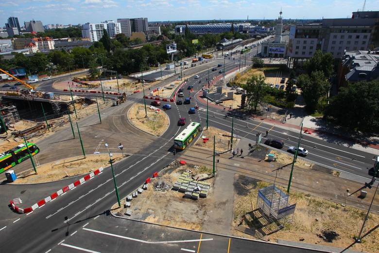Rondo Kaponiera miało być gotowe na Euro 2012, ale wszystkie prace zakończyły się w 2016 roku. Inwestycję skontrolowała wówczas NIK, która złożyła zawiadomienie do poznańskiej prokuratury. 
