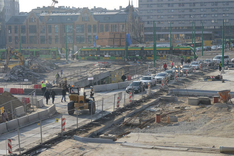 Rondo Kaponiera miało być gotowe na Euro 2012, ale wszystkie prace zakończyły się w 2016 roku. Inwestycję skontrolowała wówczas NIK, która złożyła zawiadomienie do poznańskiej prokuratury. 