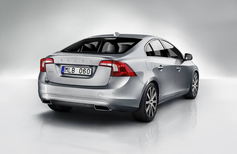 Nowe Volvo S60 z nowymi rurami wydechowymi zintegrowanymi z tylnym zderzakiem. Fot: Volvo