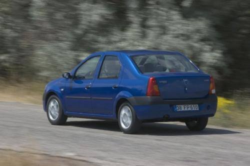 Fot.Renault: Logan napędzany silnikiem 1,4 l o mocy 75 KM ma nieco lepszą dynamikę od Fiata Pandy, jednak Dacia zużywa więcej paliwa w mieście.
