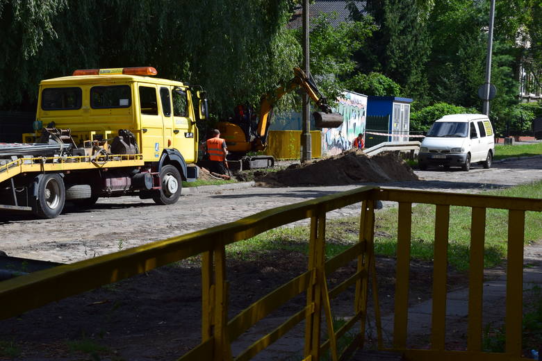 Na ul. Borowskiego stary, popękany asfalt już został usunięty