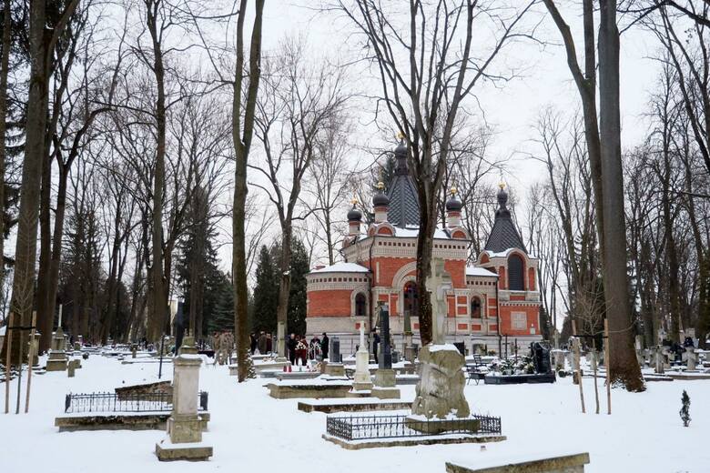 Na cmentarzu w Szczecinku znaleziono dwa ciała. Zdjęcie ilustracyjne
