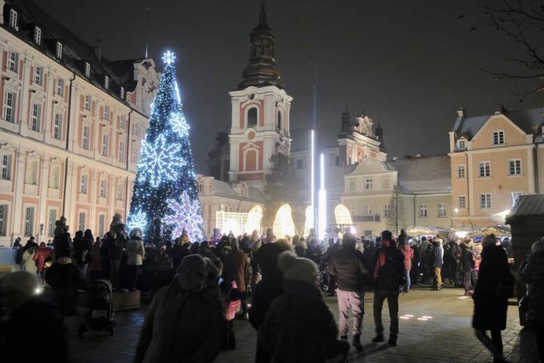 Choć rozświetlenie choinki zaplanowana w Poznaniu na 4 grudnia, z okazji wyjścia Polski z grupy na tegorocznych MŚ, drzewko rozpalono o dzień wcześn