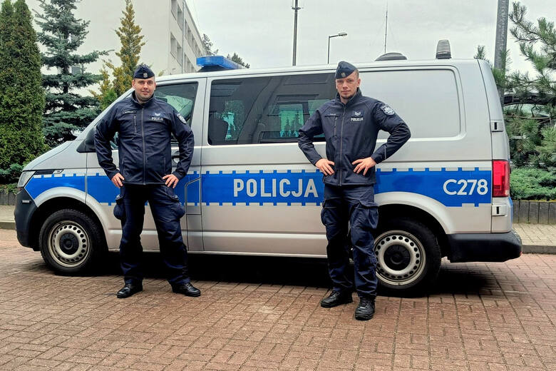 Na zdjęciu starszy sierżant Łukasz Szmajda oraz starszy sierżant Kamil Kurdelski z Komisariatu Policji Bydgoszcz-Śródmieście.