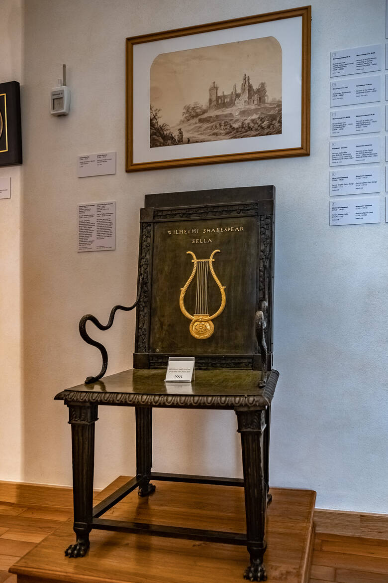 W Klasztorku zwiedzający zobaczą blisko 1800 eksponatów, przedmioty związane z królami polskimi, bohaterami narodowymi, muzykami, poetami i pisarzami ale też te opowiadające o powstawaniu pierwszego muzeum Izabeli Czartoryskiej: krzesła Rousseau i Szekspira, kamienie z nagrobków Romea i Julii,...