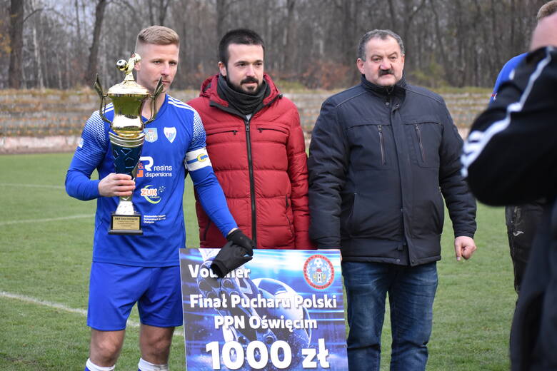 W 2022 roku Jakub Snadny, kapitan  oświęcimian (z lewej) odebrał puchar pocieszenia za 2. miejsce. Czy teraz uda się sięgnąć po główne trofeum?
