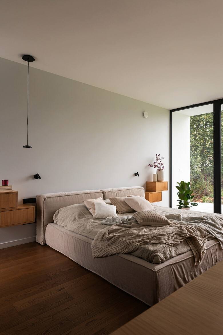 Stefy w sypialni można wyznaczyć za pomocą mocnego koloru
