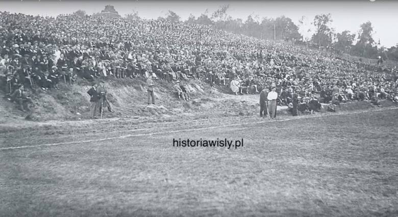 3. Stadion 1. FC KatowiceTak jak Wisła domową ligową rywalizację z Ruchem rozpoczęła na wynajętym obiekcie, tam samo zrobili chorzowianie. W latach 1927-30