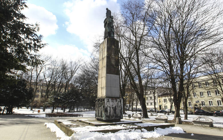 Pomnik Wdzięczności dla Armii  Czerwonej  stanął w Rzeszowie na ówczesnym pl. Wolności (dziś Ofiar Getta) 6 listopada 1951 roku, czyli w rocznicę wybuchu