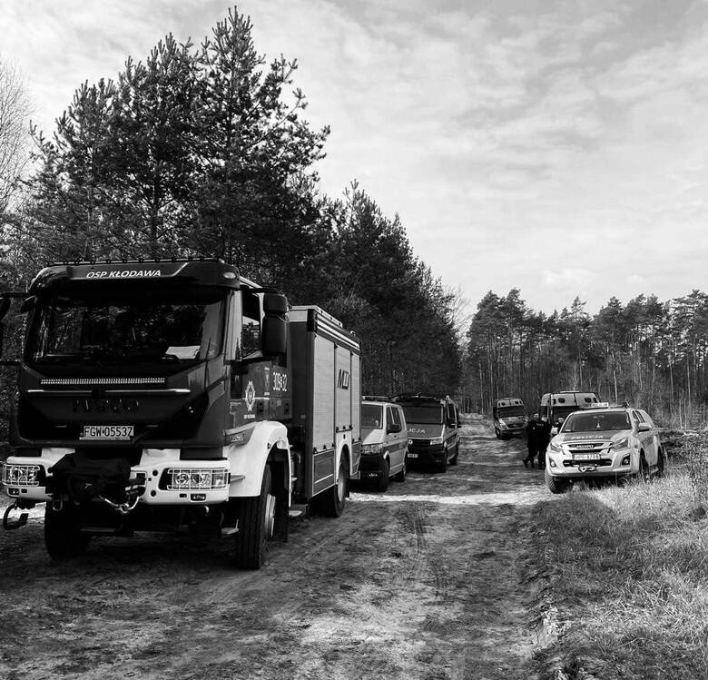 Takie zdjęcie opublikowali strażacy z OSP Kłodawa. Poinformowali o tragicznym finale poszukiwań mężczyzny. Jego ciało znaleziono w kompleksie leśnym
