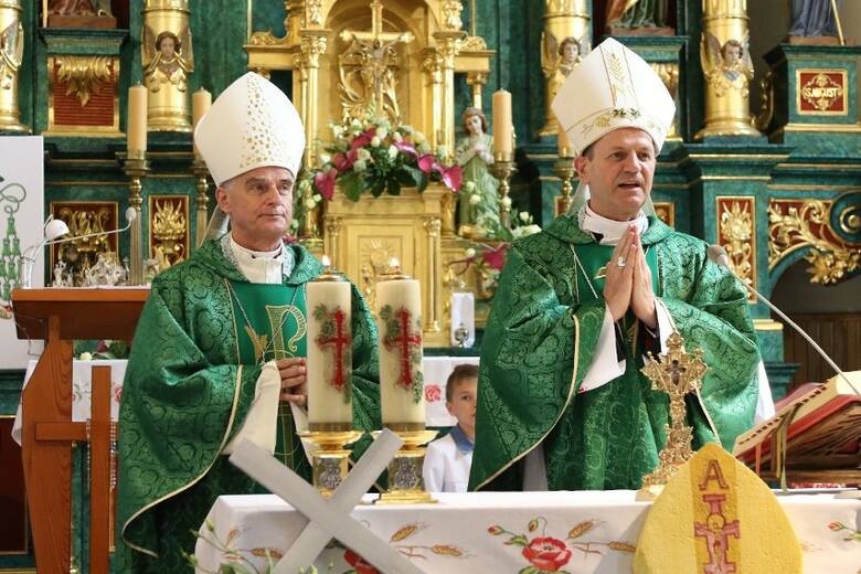 Arcybiskup Tadeusz Wojda (z prawej) podczas mszy prymicyjnej w kościele pod wezwaniem Wszystkich Świętych w Brzezinach w lipcu 2017 roku. Z lewej biskup