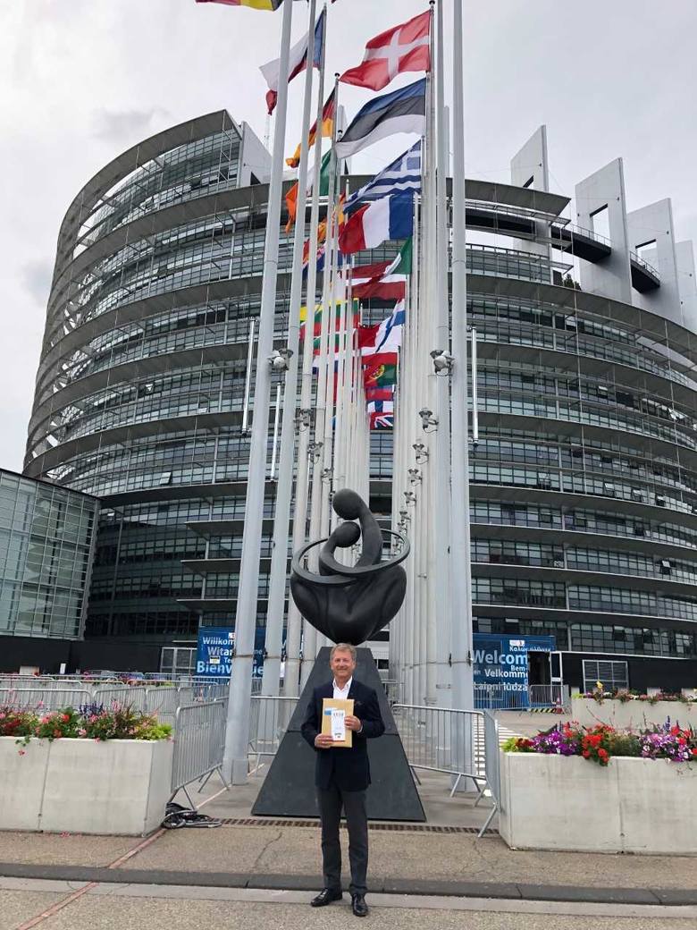 Mariusz Szeib podczas przygotowań do Freedom Charity Run przed Parlamentem Europejskim w Strasburgu