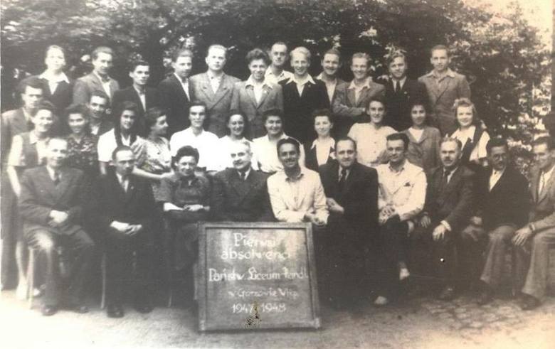 Rok 1949 r. Pedagodzy i pierwsi absolwenci Liceum Handlowego.