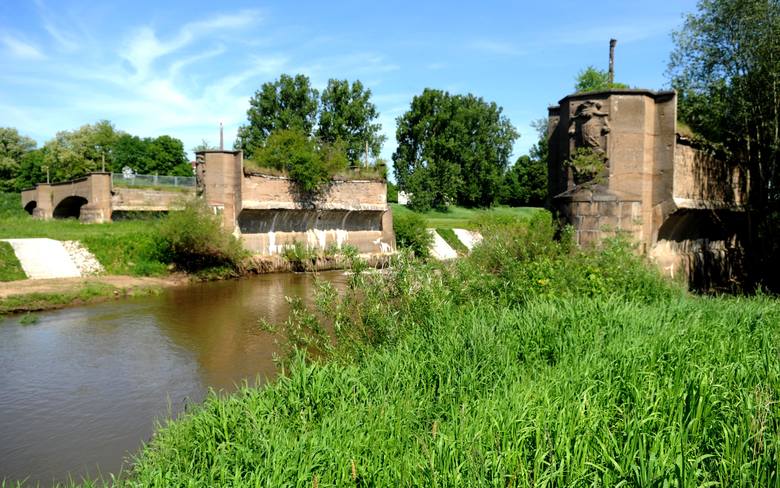 Oto pozostałość po mościę łączącym Zasieki i Forst. Przed 1945 rokiem nazywany był Długim Mostem. 