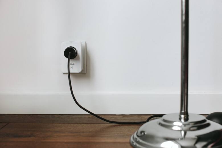 Smart Plug zapali światło w podłączonej do niego lampie, gdy tylko otrzyma informację o wykryciu ruchu.
