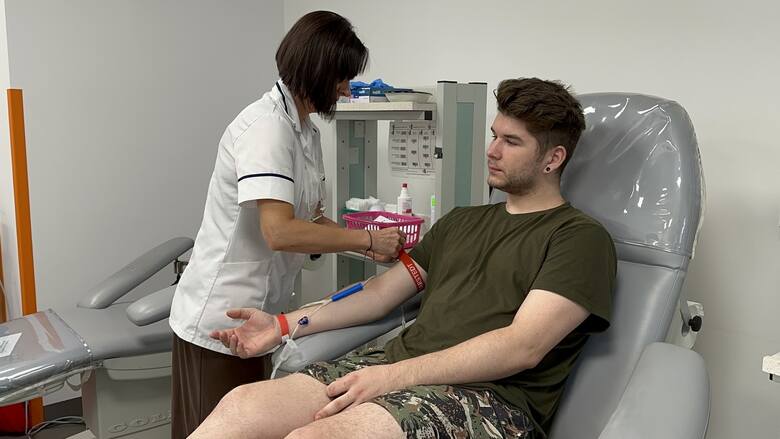 W Regionalnym Centrum Krwiodawstwa i Krwiolecznictwa w Zielonej Górze brakuje krwi. Tak się zdarza co roku podczas wakacji. Honorowych dawców krwi jest