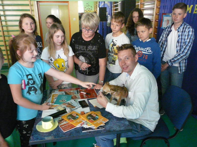Tom Justyniarski wraz z Lusią po spotkaniu długo rozmawiał z dziećmi i podpisywał książki