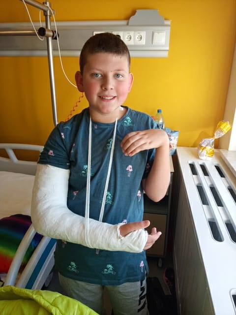 12-letni Damian ma wieloodłamowe złamanie kości ramiennej w prawej ręce. Na powrót do pełnej sprawności będzie musiał długo poczekać