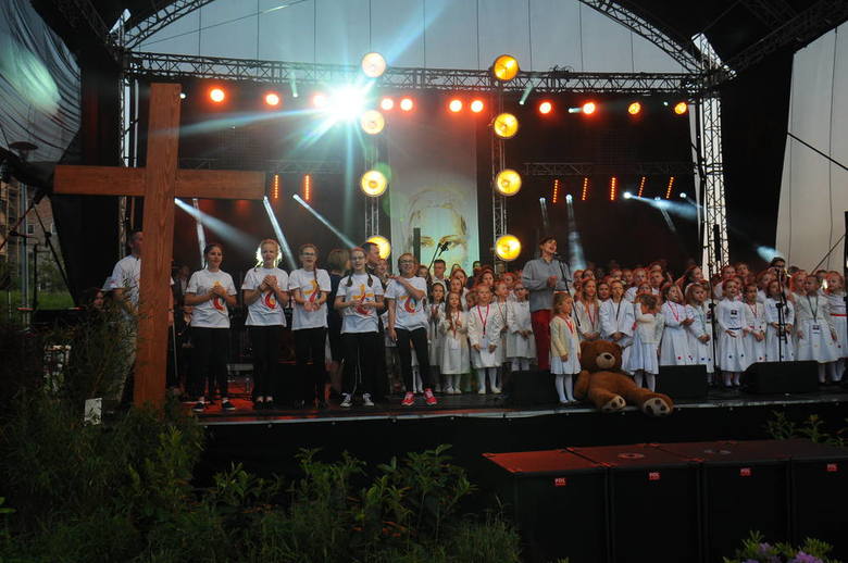 Próba generalna przed ŚDM 2016 - tak nazwano koncert „Solne uwielbienie”, który odbył się w czwartek wieczorem w Wieliczce. W wydarzeniu wzięło udział kilka tysięcy osób