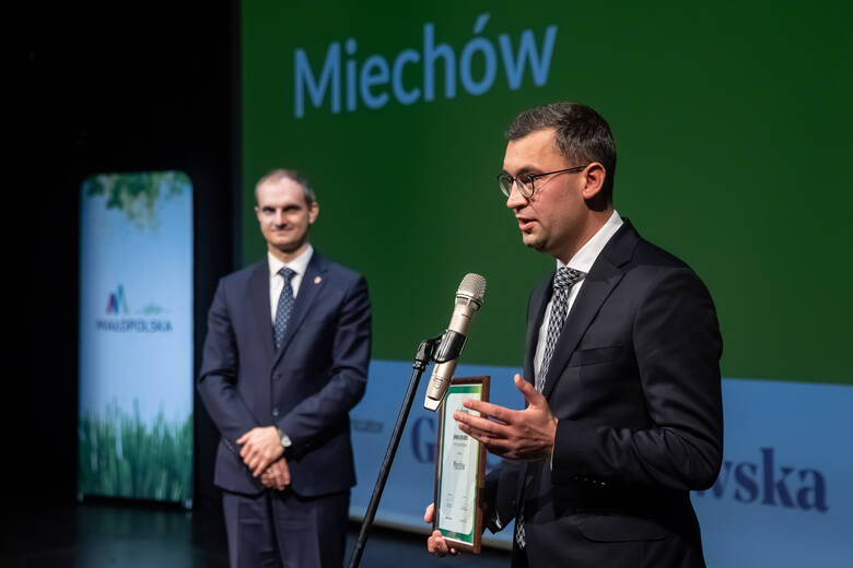 Burmistrz Miechowa Dariusz Marczewski odbiera nagrodę podczas gali EkoHERO 2021